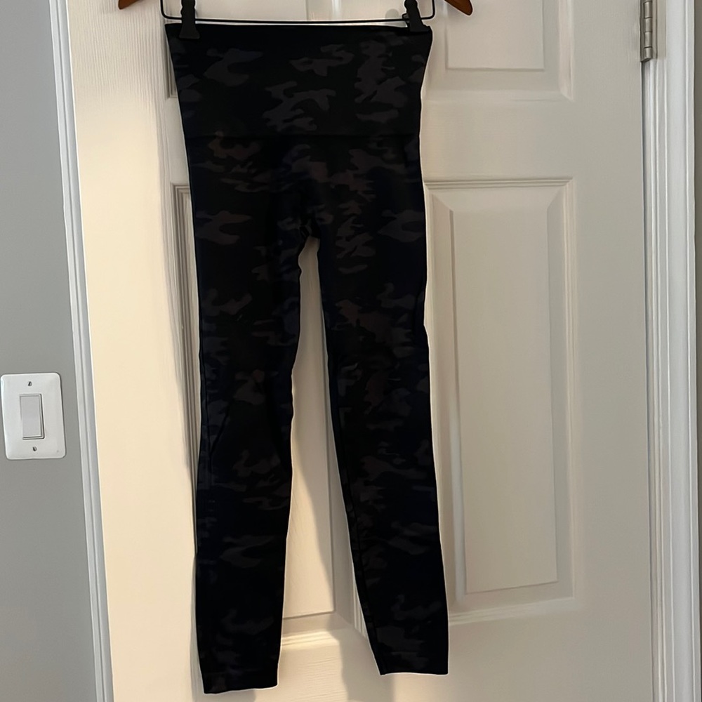 Spanx black camo leggings -M